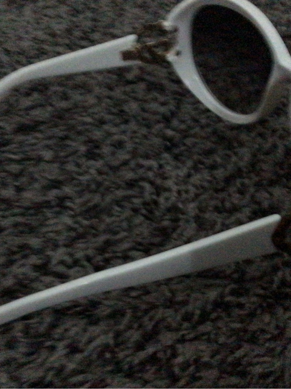 Gucci White Women's Oval Sunglasses with Gold Emblem - Picture 4 of 6